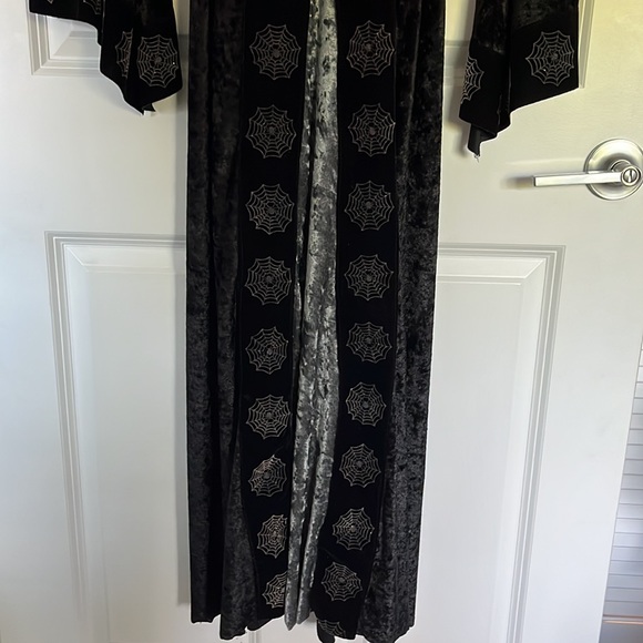 🕷️ WITCH CLOAK/COSTUME 💀 WOMEN’S MEDIUM 👻🎃VELVETY - Picture 8 of 15